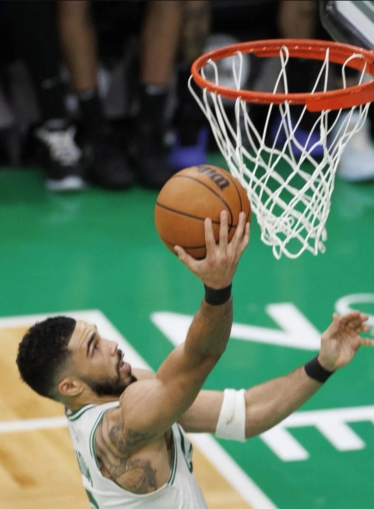 广东队轻取爵士，塔图姆点燃赛场