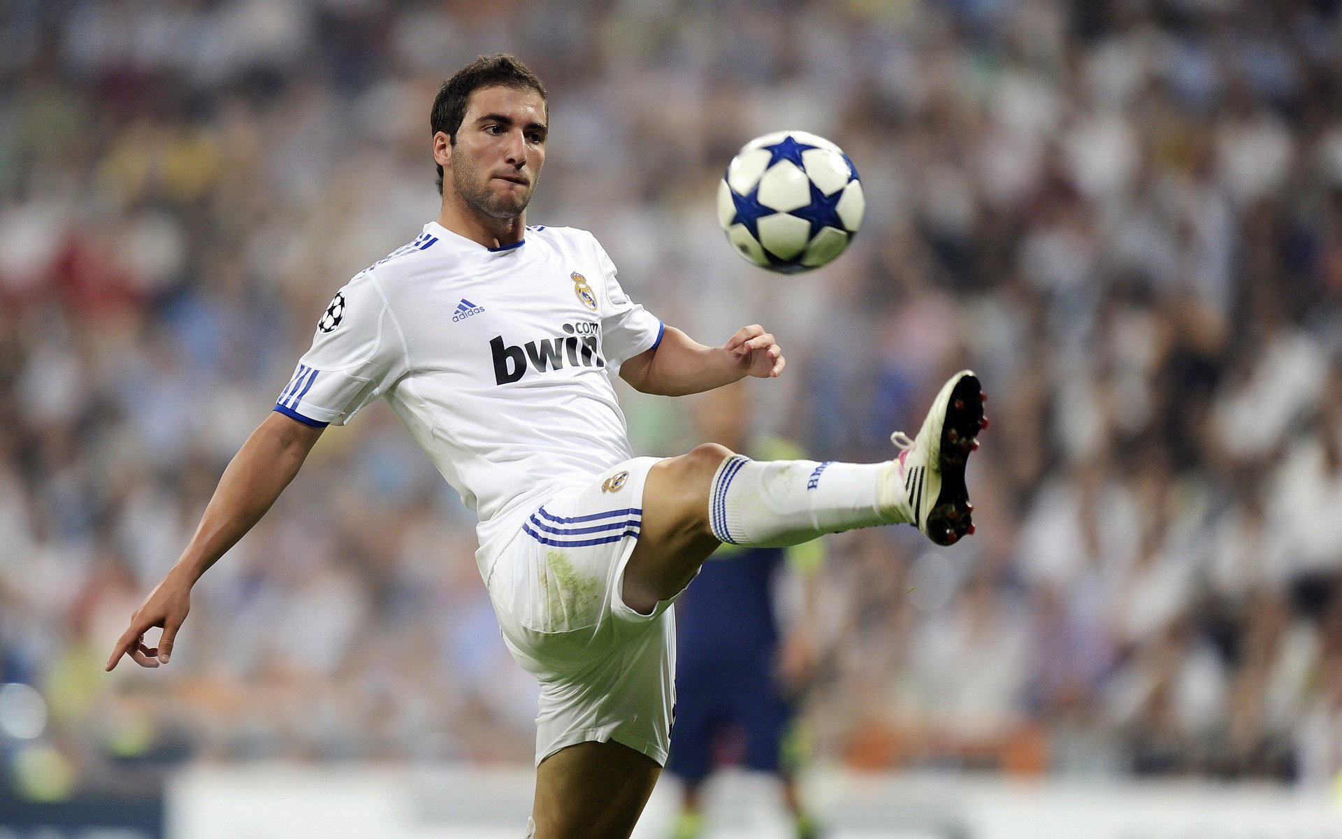 毕尔巴鄂强压尤文,梅西在西甲国家德比接管比赛,足球世界的权力更迭与永恒魔法